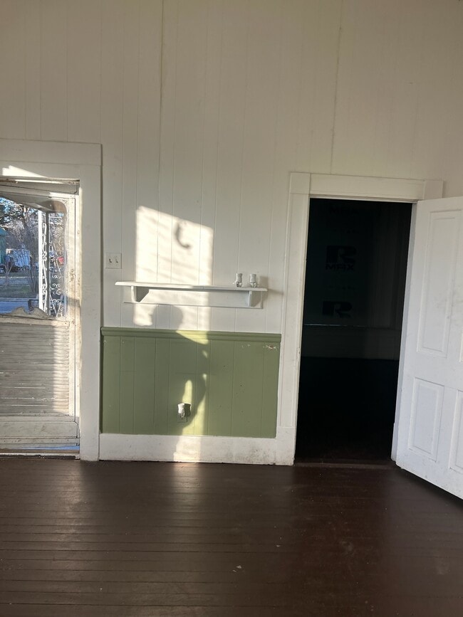 Building Photo - 206 Dallas St