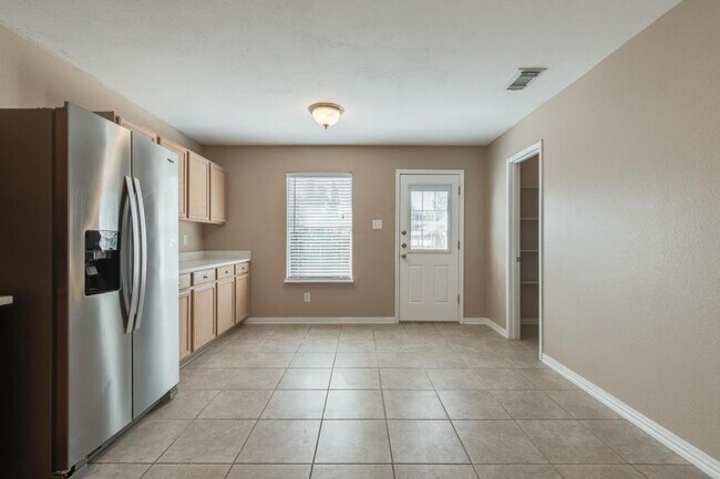 Building Photo - 5536 Camarillo Dr