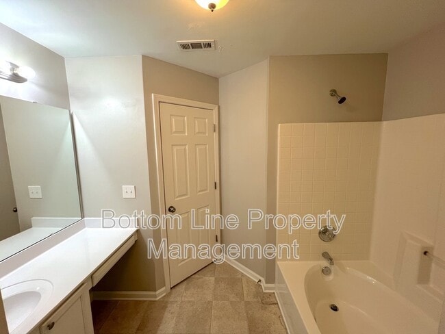 Building Photo - 7637 Abigail Glen Dr