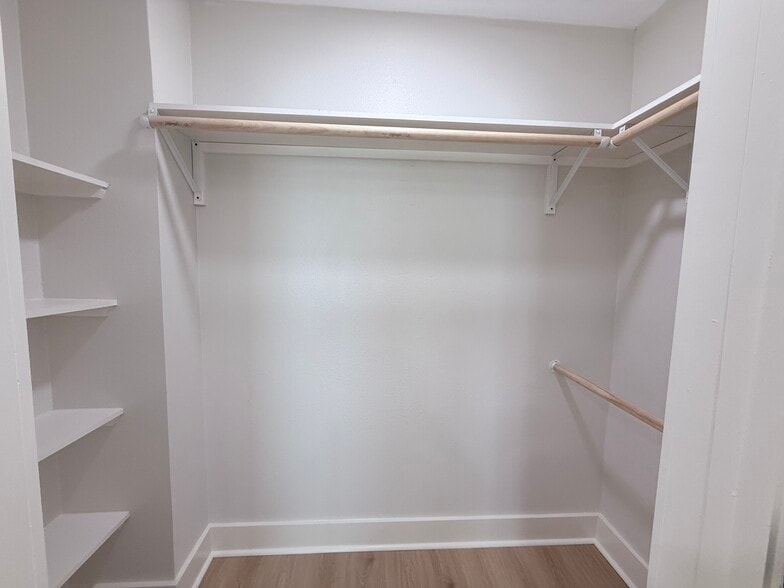 Building Photo - 414 12th St SE