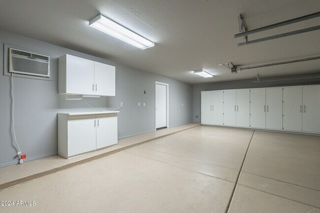 Building Photo - 6326 W El Cortez Pl