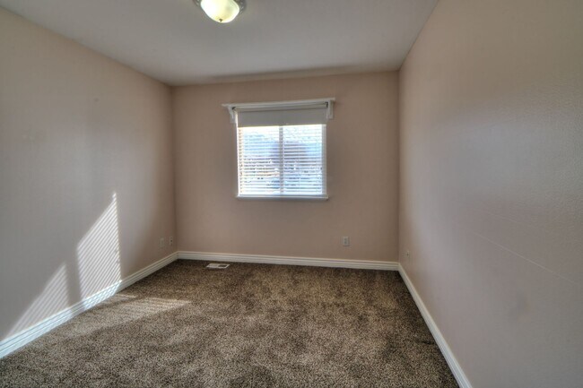 Building Photo - Corner lot with easy access to American Fork and Lehi