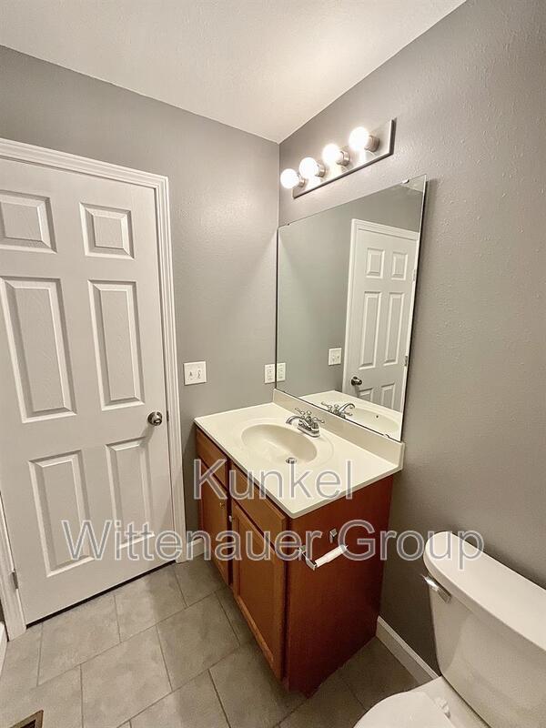 Building Photo - 704 Fountain View Dr