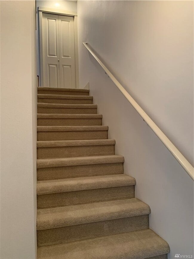 Building Photo - 2Bd/2.25Ba Redmond Townhouse