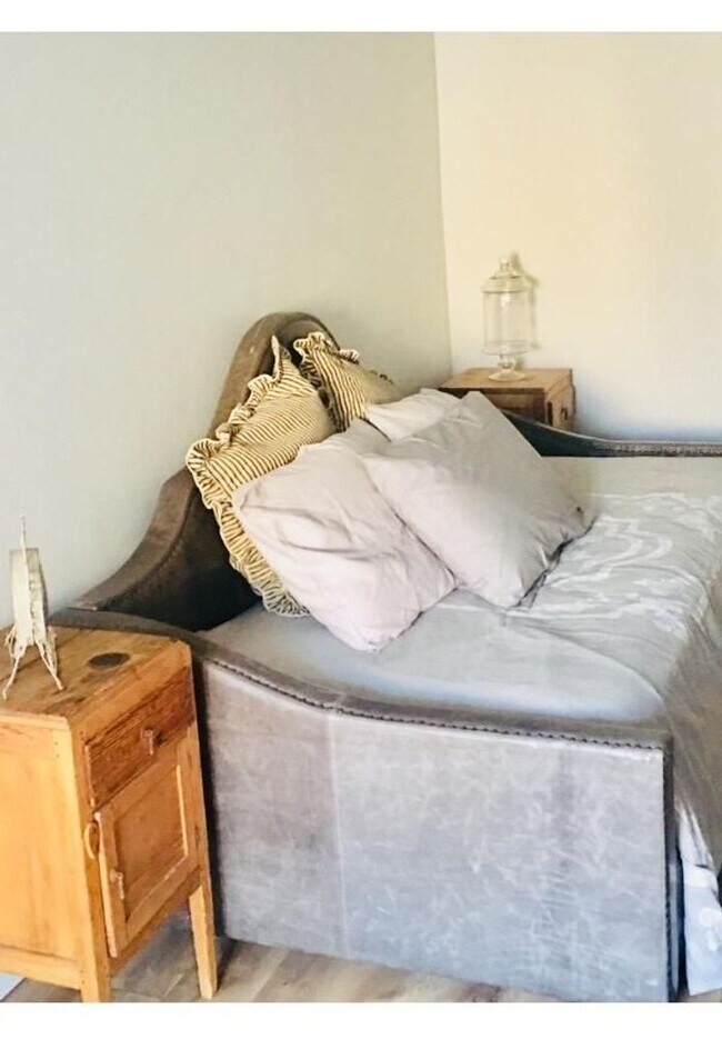 Building Photo - This is a great opportunity to rent a 2 bedroom at a competitive price in Tarzana.