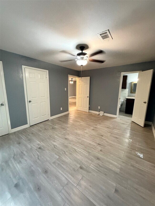 Building Photo - 5830 Clarewood Dr