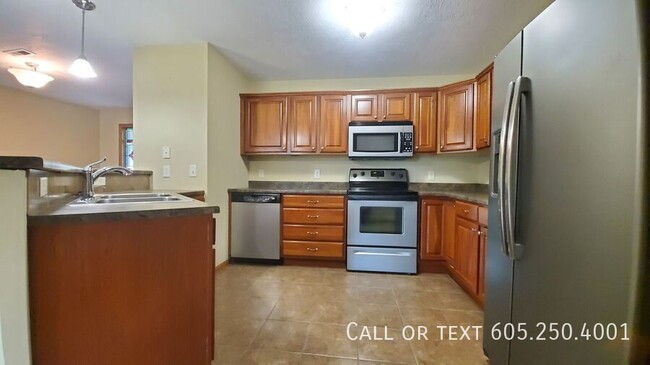 Building Photo - 2 Bedroom, 1 Bath Townhome with Amenities!