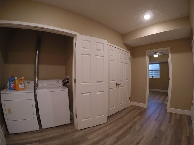 Building Photo - 302 N Chauncey Ave