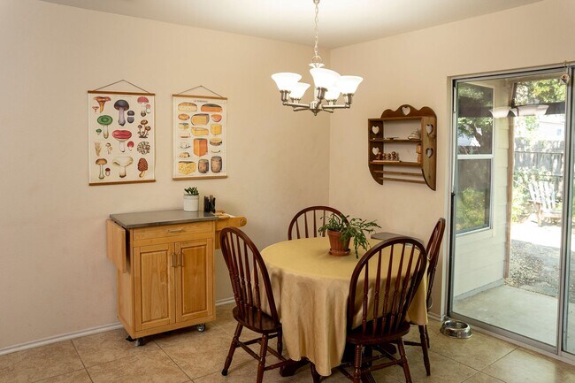 Building Photo - Fully Furnished South Austin Home - Rivers...