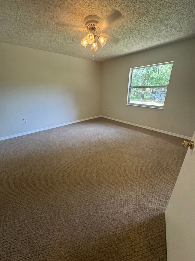 Building Photo - Spacious 3BR/2BA Home in Rainbow Acres – L...