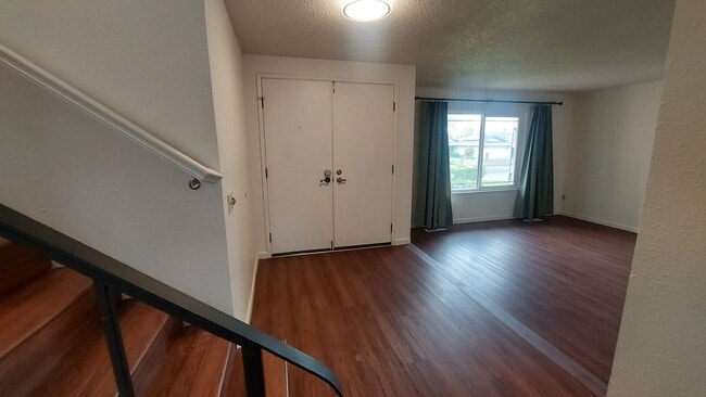 Building Photo - Spacious 4 bedroom, 3 bath home Tri-level in the Scottsdale East Area between Florin Rd and Gerbe...