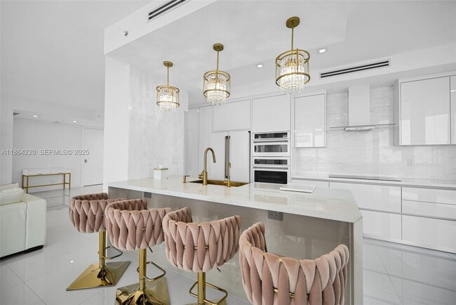 Building Photo - 16485 Collins Ave