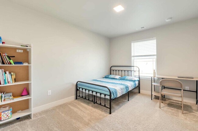 Building Photo - Spacious 3 bed 3 bath 2-story comfortable ...