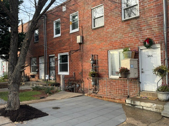 Front - 966 Mount Olivet Rd NE