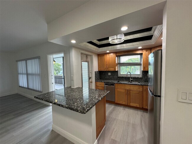 Building Photo - 651 Pine Dr