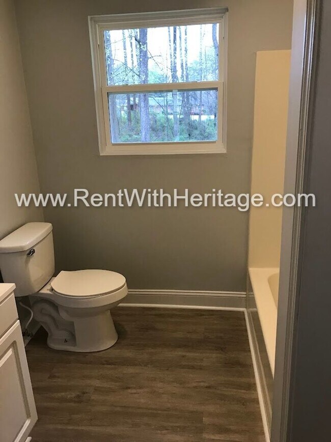 Building Photo - FANTASTIC 2 BEDROOM 1.5 BATH DUPLEX WITH ALL THE UPGRADES / GREAT LOCATION