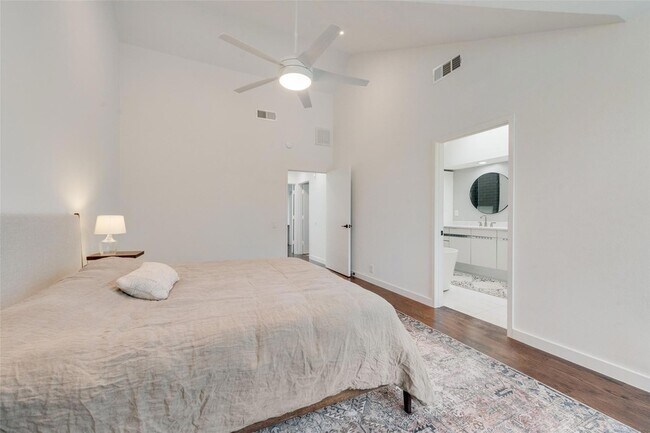 Building Photo - 5990 Lindenshire Ln