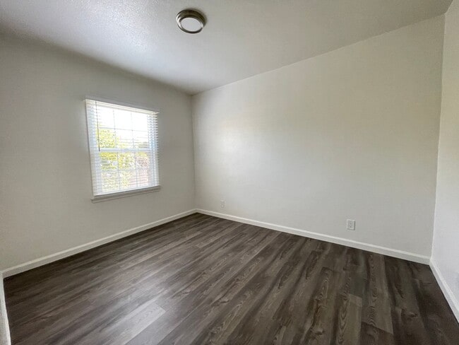 Building Photo - Large Brand New One Bedroom Apartment!