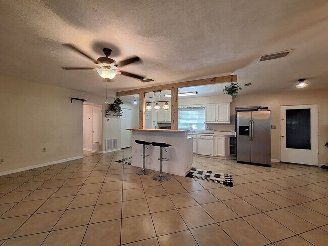 Building Photo - Stunning 4-Bedroom Home in Waterfront Esta...