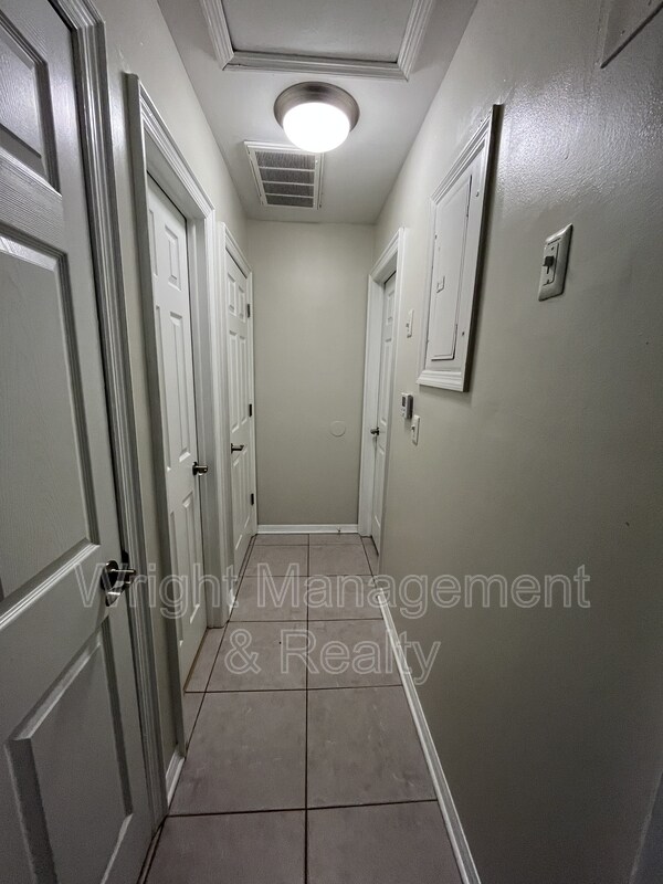 Building Photo - 505 S Westland Ave
