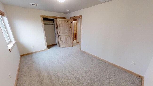 Building Photo - Townhome by the Park - Spacious 2 Car Gara...