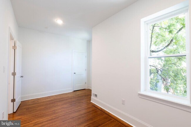 Building Photo - 5510 Larchwood Ave