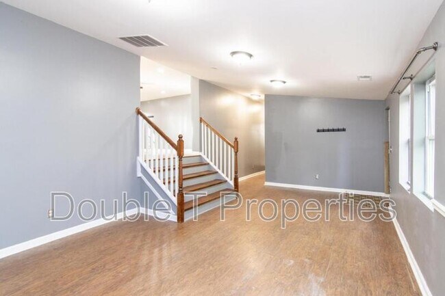 Building Photo - 3405 Pebble Dr