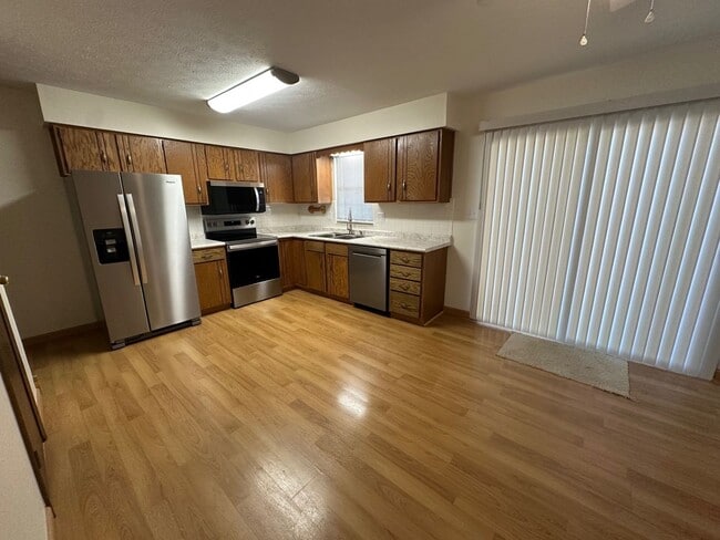 Building Photo - SPACIOUS TOWNHOME IN WILLOW TERRACE