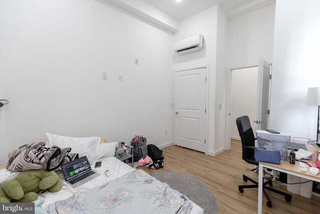 Building Photo - 3945 Lancaster Ave