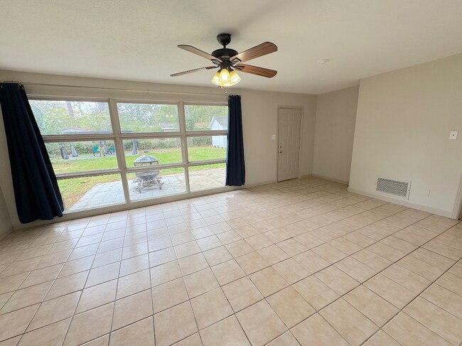 Building Photo - 106 Paradise Dr