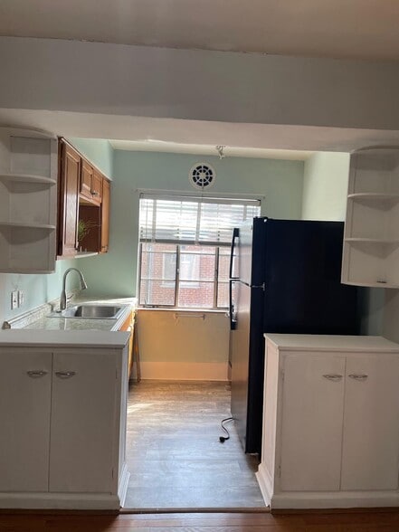 Kitchen - 814 Ellison Ave