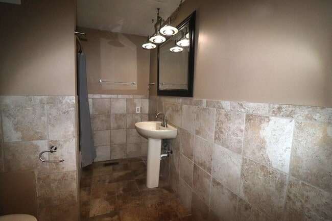 Building Photo - 3 Bedroom home close to local amenities