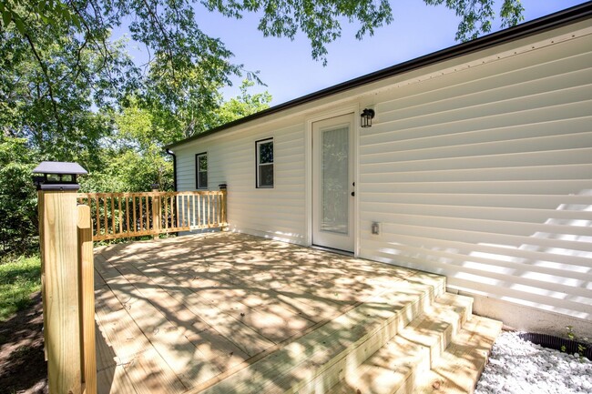 Building Photo - 2 Bedroom Madison Cutie