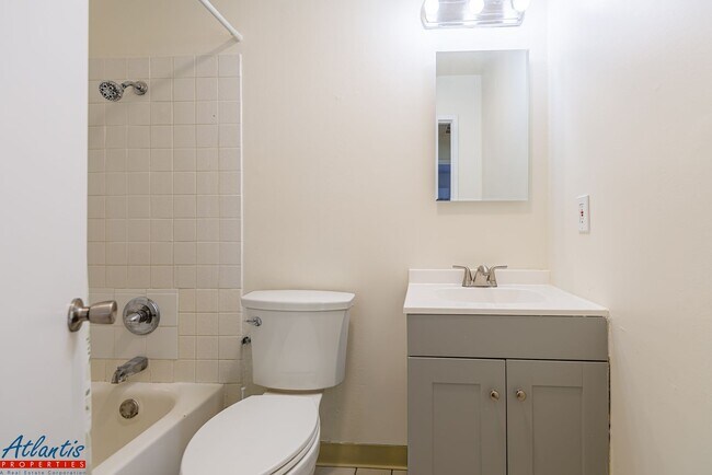 Building Photo - Lovely Condo | Hwd Laminate Flooring | Carport