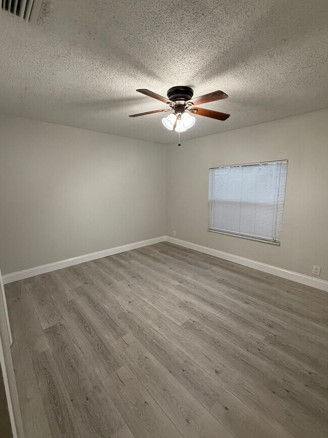 Building Photo - 1481 Barry St