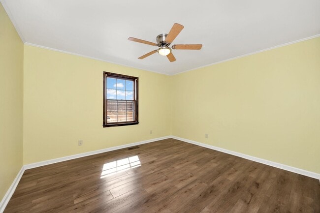 Building Photo - Spacious & Charming in Scottsboro!