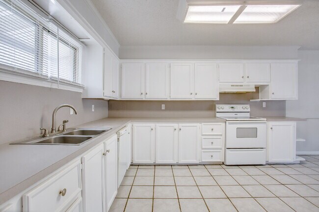 Building Photo - Large 4 bedroom!
