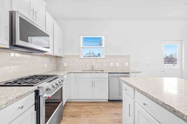 Building Photo - 2137 Riverbend Ave