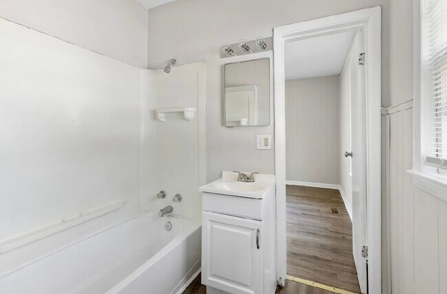 Building Photo - 621 Fairfax Ave