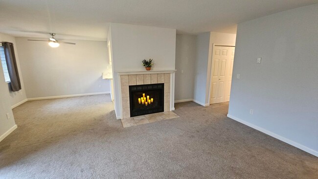 Building Photo - Charming, semi-private 2 bed, 2 bath condo