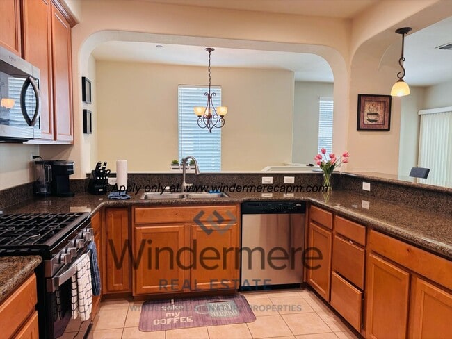 Building Photo - Stylish & Spacious 2 bedroom-/1 bath Condo in Astoria at Gateway Oaks!