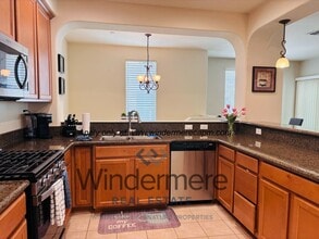 Building Photo - Stylish & Spacious 2 bedroom-/1 bath Condo in Astoria at Gateway Oaks!