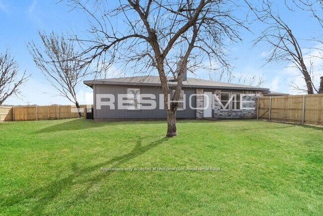 Building Photo - 10427 Blackjack Oaks Dr