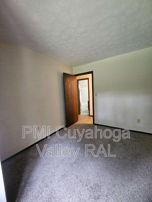 Building Photo - 1516 W Market St