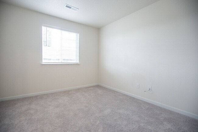 Building Photo - Fully remodeled 3 Bedroom 2.5 Bath in Gast...