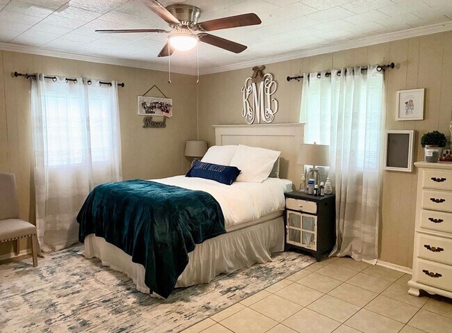 Building Photo - 3 Bedroom 2 bath home on Park Street