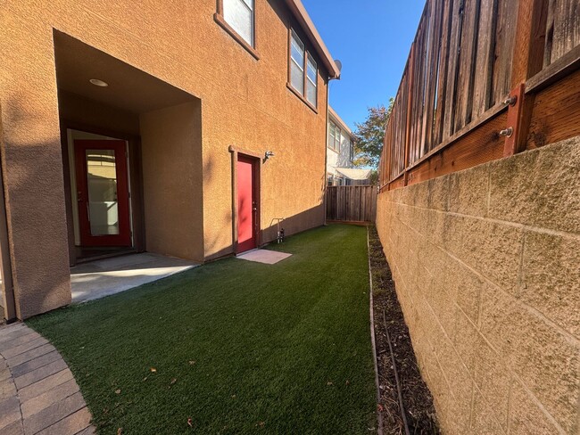 Building Photo - Gorgeous 4 Bedroom Home! Close to Great Schools & Parks