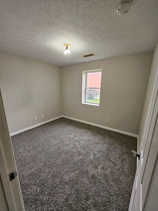 Building Photo - Large 2 bedroom house