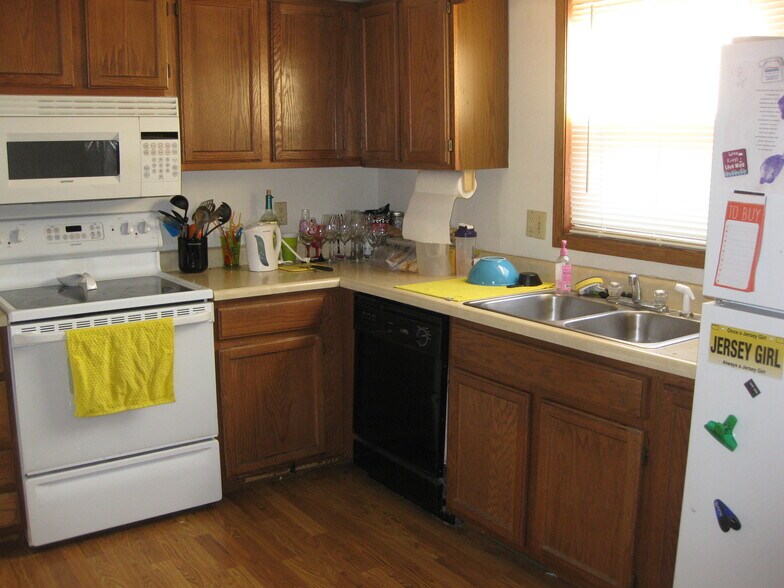 Building Photo - 330 S Lucas St