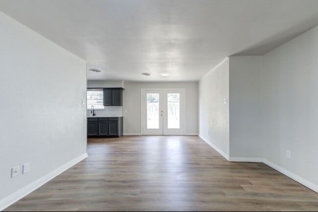 Building Photo - Newly remodeled 3 bad 2 bath near South Lo...
